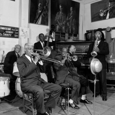 Viajeros WeXplorer escuchando jazz en Preservation Hall, Nueva Orleans